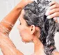 
                  Dê adeus ao shampoo: aprenda técnica de limpeza capilar natural