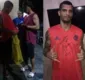 
                  Ronaldinho autografa camisa do Flamengo dentro do presídio