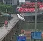 
                  Homem cai com carro em rio 10 minutos após pegar sua carteira