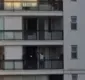 
                  Em quarentena, Mumuzinho canta na varanda de apartamento