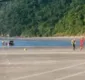 
                  Homem morre após atolar carro no mar e se afogar