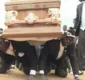 
                  Dança com caixão em funeral vira meme e nasceu em Gana
