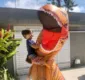 
                  Médico se veste de dinossonauro para abraçar o filho