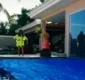 
                  Anitta tenta caminhar sobre as águas e falha