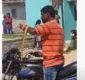 
                  Cobra morre após ser mordida por homem; veja vídeo