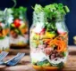 
                  Aprenda a fazer salada no pote detox e limpe o organismo