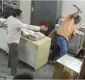 
                  Homem ataca mulher com braço de cadeira após pedido