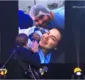 
                  Amado Batista é surpreendido com nascimento da neta durante live