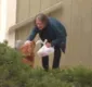 
                  Mulher treina seu cão para levar comidas e compras à idosa