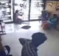 
                  Mulher morre após colidir com uma porta de vidro fechada em banco