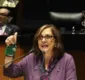 
                  Senadora esquece câmera ligada e aparece nua em vídeo conferência