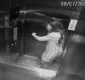 
                  Imagens mostram médica Sáttia  no elevador horas antes da queda
