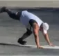 
                  Show de piruetas: homem faz acrobacias para fugir da polícia