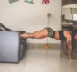 
                  Especialista fitness ensina como fazer exercícios usando o sofá