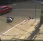 
                  Motociclista é atingida por carro e cai em bueiro; veja vídeo