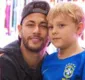 
                  Filho de Neymar faz moicano para ver o pai em jogo