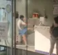 
                  Homem danifica sorveteria após receber pedido para usar máscara