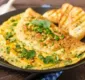 
                  Refeição fit: aprenda a fazer omelete de espinafre com queijo