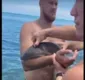 
                  Homem precisa de socorro após ficar com tubarão preso no braço