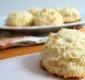 
                  Hora do lanche: aprenda a fazer biscoitinhos caseiros de coco