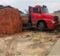 
                  Motorista fica 'preso' em lote após descarregar 5,5 mil tijolos