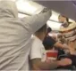 
                  Mulher leva choque de policial por não usar máscara em voo
