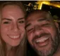 
                  Adriano posa com namorada e é zoado na web: 'de férias com a ex'