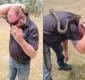 
                  Homem é picado no rosto por cobra em live: 'são mal-humoradas'