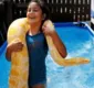 
                  Criança de 8 anos se diverte em piscina com píton de 3,3 metros