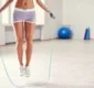 
                  Atleta ensina exercícios com pula corda para treinar em casa