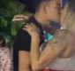 
                  Thayse Teixeira é vista aos beijos com rapaz