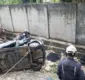
                  Carro quebra muro de garagem, despenca e mata advogado