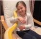 
                  Garota brinca com pítons de estimação em canal de YouTube; vídeo