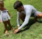 
                  Daniel Cady encanta web ao cuidar de jardim com uma das gêmeas