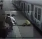 
                  Mulher é salva segundos antes de ser arrastada por trem