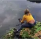 
                  Sozinha, garota de 11 anos faz resgate de tubarão encalhado