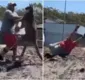 
                  Nocaute imediato: canguru derruba homem que tentou afungentá-lo