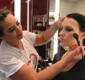 
                  Maquiadora ensina com disfarçar olheiras com maquiagem