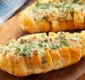 
                  Gostinho de churrasco: aprenda a fazer de pão de alho caseiro