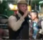 
                  Policial faz sucesso ao ser flagrado cantando em bar de Salvador