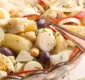 
                  Veja receita de salada de batata com bacalhau e grão-de-bico