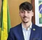 
                  Filho de Bolsonaro viraliza com desafio em que cospe na mãe