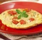 
                  Veja a receita de um omelete com aveia, tomate e manjericão