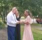 
                  Americana se casa como homem condenado por matar irmão dela
