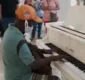 
                  Homem toca Frank Sinatra no piano em shopping e viraliza