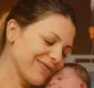 
                  Sheila Mello aparece com filha recém-nascida em foto encantadora