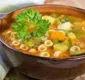 
                  Para dias frios: veja receita de sopa de alho-poró e macarrão