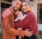 
                  Zé Felipe e Virgínia posam com filha em frente à jatinho