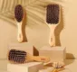 
                  Saiba motivos para você investir em escovas de cabelo de madeira