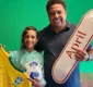 
                  Ronaldo Fenômeno ganha skate de Rayssa Leal